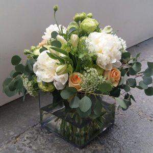 Flores frescas con jarrones y recipientes